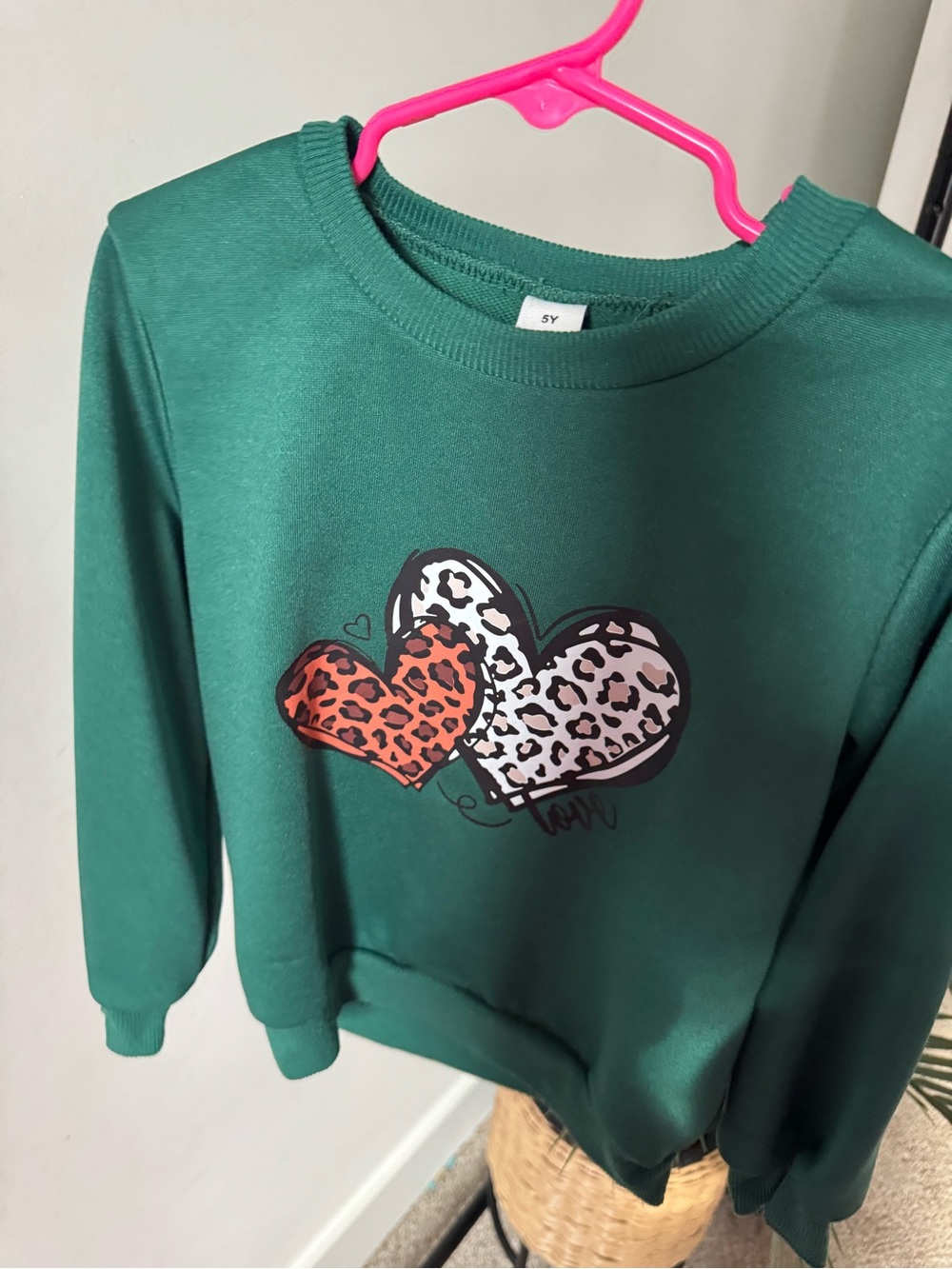 Girls Green Leopard Heart Sweatshirt Size 5Y Long Sleeve Pullover - Picture 2 of 2